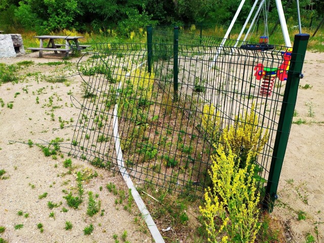 Ogrodzenie placu zabaw zostało zniszczone w ubiegłym tygodniu