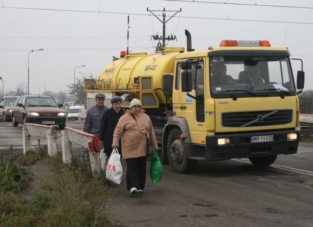 Przejazd jest tak ciasny, że piesi dosłownie muszą się przeciskać obok jadących samochodów.