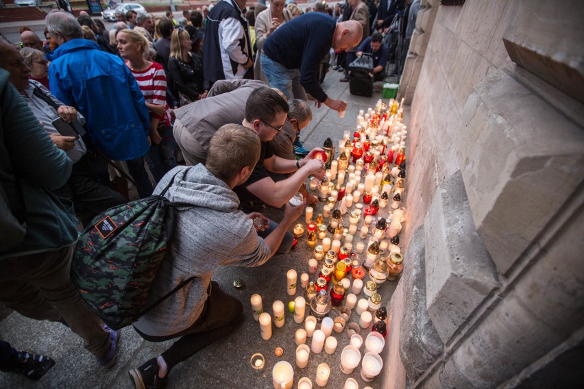 Łańcuch Światła: Protesty pod sądami w Gdańsku i w Gdyni przeciwko projektowi PiS  [WIDEO, ZDJĘCIA]