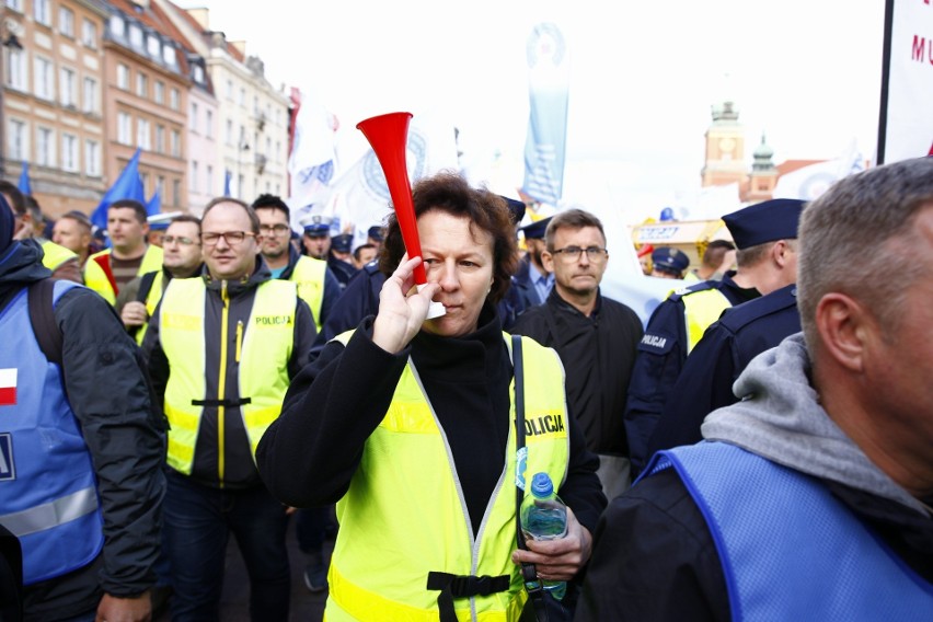 Protest policjantów w Warszawie. Mundurowi domagają się...