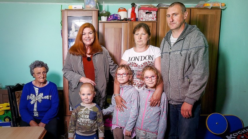 "Nasz Nowy Dom" w Połchowie 2020. Katarzyna Dowbor pomogła rodzinie z Pomorza. W metamorfozie domu pomagali młodzi strażacy OSP Mrzezino
