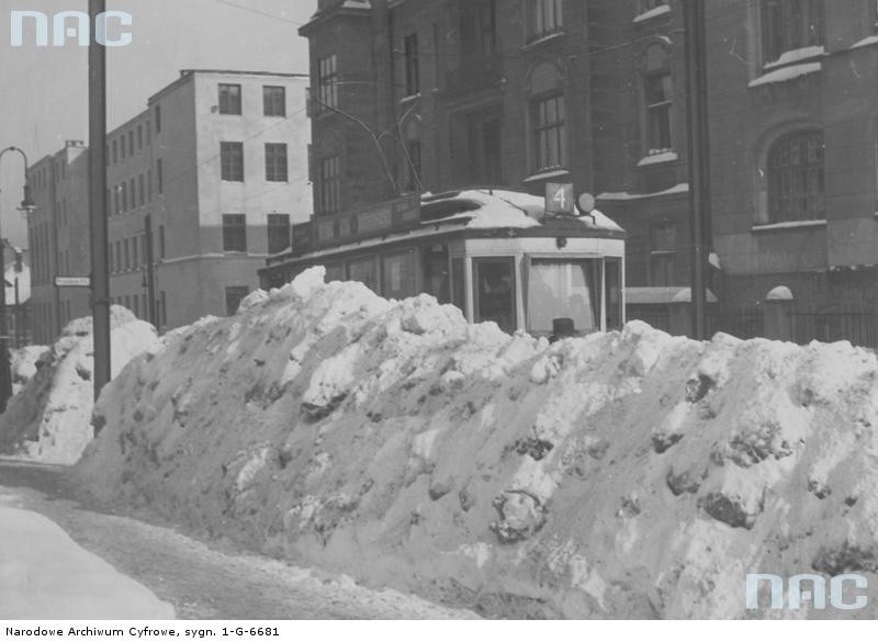 Lwów, 1935 r. Tramwaj za hałdą śniegu.