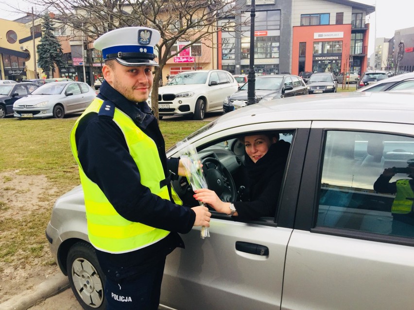 Policjanci rozdawali paniom kwiatki i... odblaski [ZDJĘCIA]