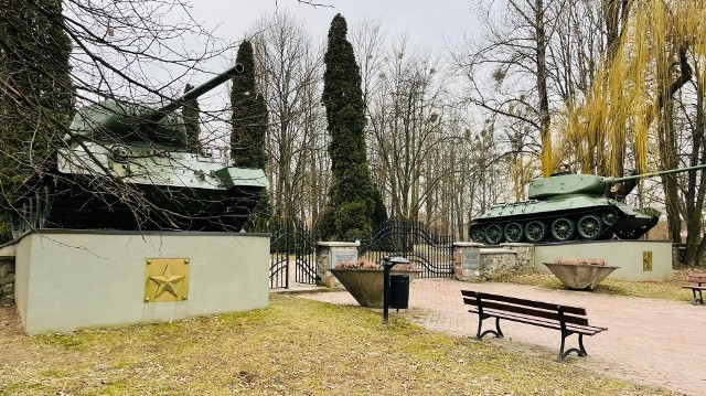 Czołgi sowieckie i gwiazdy przed cmentarzem żołnierzy radzieckich w Sandomierzu. Zdjęcie zrobiliśmy zanim pojawiły się napisy. Więcej na kolejnych slajdach.
