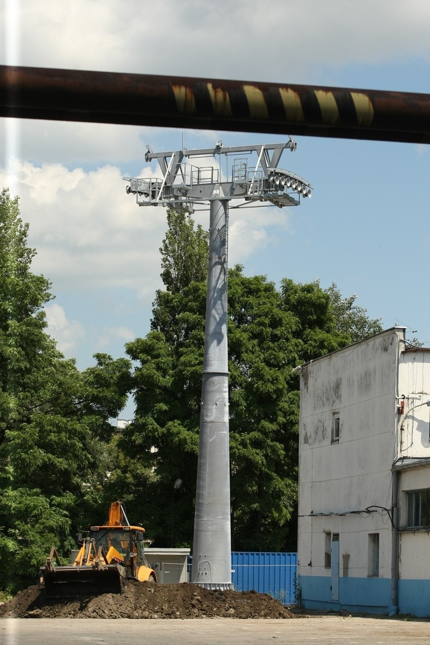 Wrocław: Pylony kolejki gondolowej nad Odrą już stoją. Mają po 15 metrów (ZDJĘCIA)