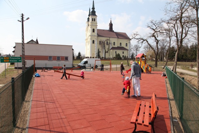 Dzieci i rodzice często bywają na nowym placu zabaw w Skrzyńsku