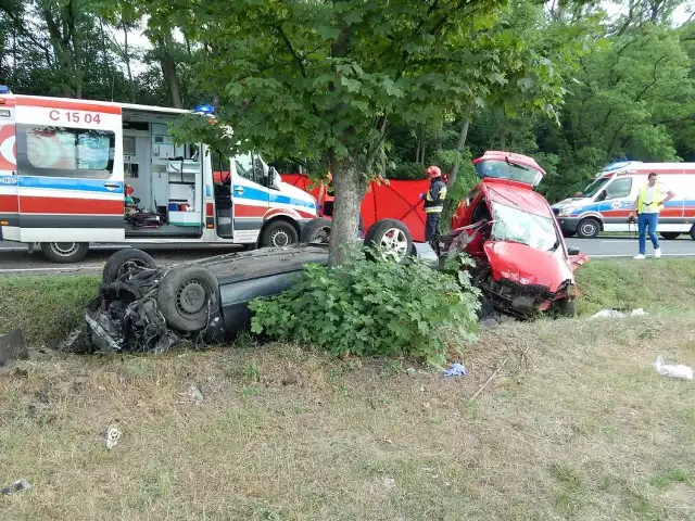 21-letnia Weronika P. odpowie przed sądem za spowodowanie wypadku w Osięcinach (pow. radziejowski), w którym zginęła jej 16-letnia pasażerka. Łączyły ich więzy krwi...WIĘCEJ SZCZEGÓŁÓW NA KOLEJNYCH STRONACH >>>>>>Czytaj także: Oświadczenia majątkowe posłów z Torunia i okolic. Prześwietlamy zgromadzone oszczędności, nieruchomości, pojazdyCzytaj także: Zarzuty dla mamy Olusia, który wypadł z okna wieżowca w Toruniu. Prokurator: "To nie była chwila". Co grozi teraz 32-letniej kobiecie?