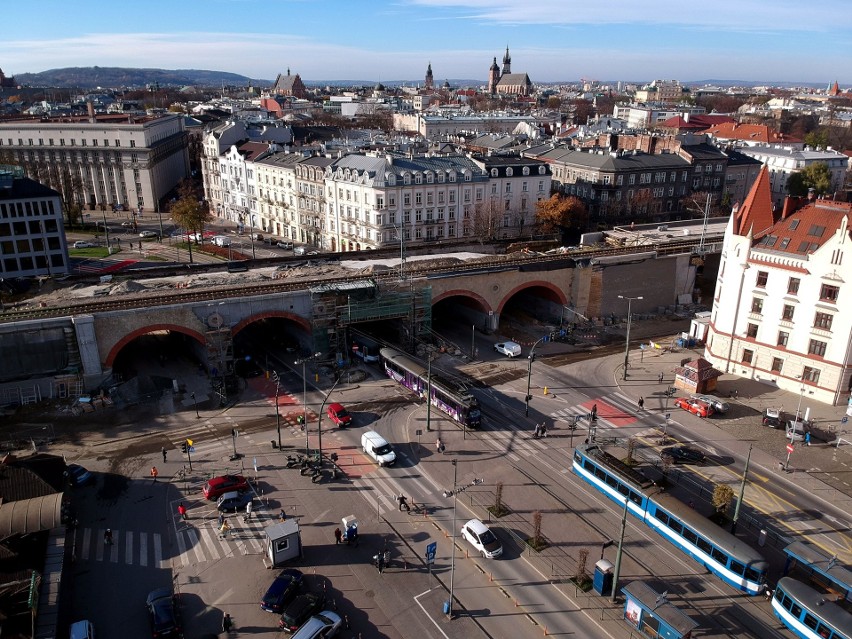 Kraków. Rosną estakady kolejowe w centrum miasta. Są już trzy przęsła nowego wiaduktu przy ul. Kopernika [ZDJĘCIA] 21.11.