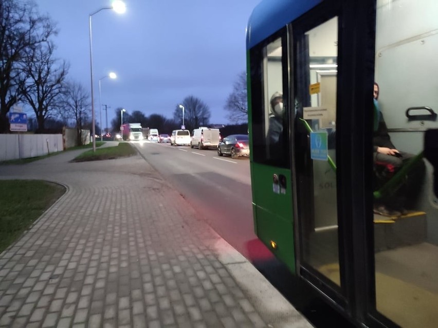 Potrącenie pieszego na Przecławiu i awaria autobusu w Przęsocinie. Korki w kilku miejscach