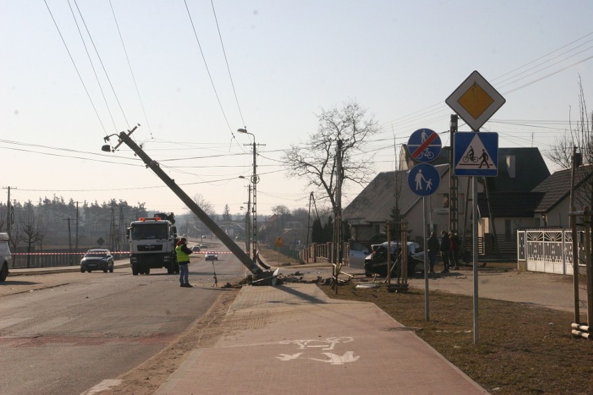 Ostrów. Wypadek na Broniewskiego. 13.03.2022 samochód uderzył w słup przy skrzyżowaniu Broniewskiego i Parkowej. Zdjęcia 