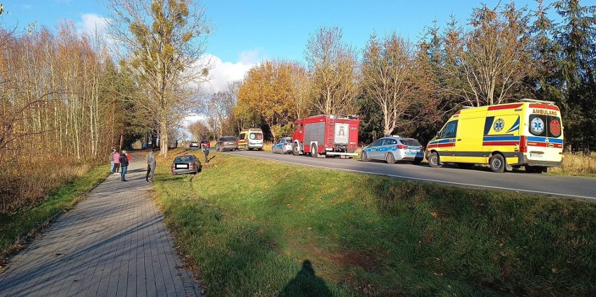 Zderzeniu dwóch aut w miejscowości Swochowo. Kobieta uwięziona w aucie