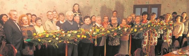 Podczas tych rozmów seniorzy wykonali kilkumetrową palmę, która trafiła do  kościoła NMP Królowej Polski w Dąbrowie Szlacheckiej.