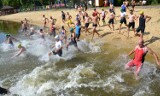 Triathlonowe zmagania w Zaklikowie. Pływali, biegali i ścigali się na rowerach w upale