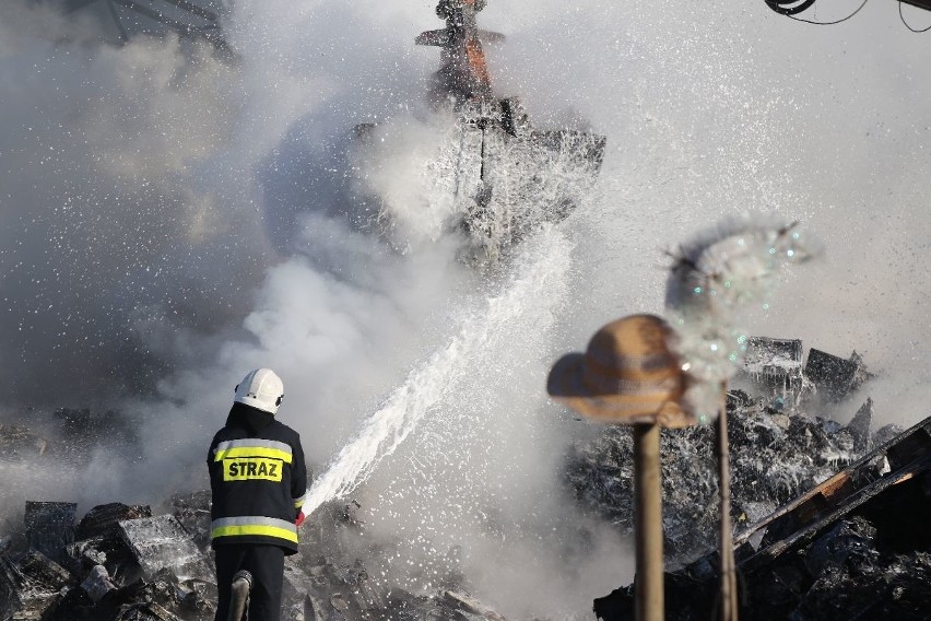 Pożar w firmie pod Kielcami. Z ogniem walczyło 21 zastępów straży pożarnej