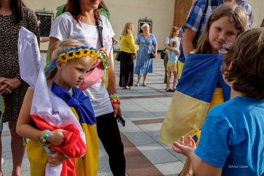 Tarnów. Pełen wzruszeń Dzień Niepodległości Ukrainy na Rynku. Uchodźcy w szczególny sposób przeżywali narodowe święto 