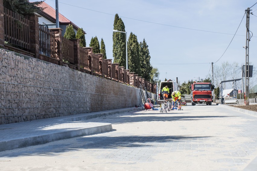 Przed szkołą w Kowali, w gminie Sitkówka - Nowiny, powstaje nowy parking. Inwestycję sponsoruje firma Lafarge