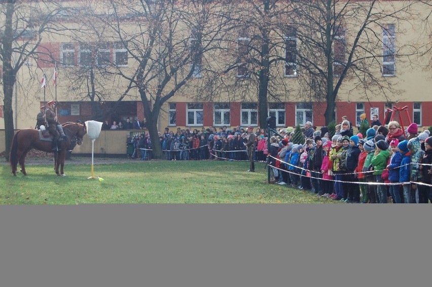 Uczniowie i nauczyciele z Zespołu Szkół z Oddziałami...