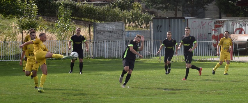 Remisem 2:2 zakończyły się derby gminy Krasne w rzeszowskiej...