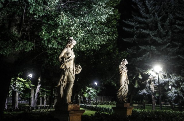 Ogród miejski przy ulicy Dąbrowskiego ma już gotowe nowe oświetlenie.