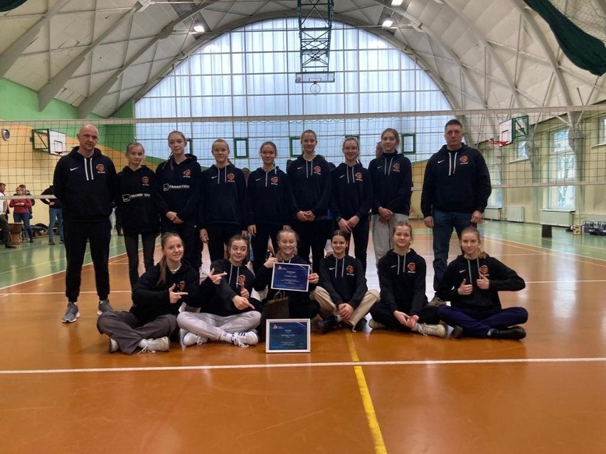 Siatkarki UKS Volley 34, uczennice SP 34 w Łodzi zostały wicemistrzyniami województwa łódzkiego. Zdjęcia