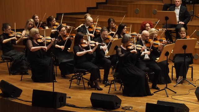 Filharmonia Koszalińska współpracuje z wybitnymi artystami z kraju oraz z zagranicy, a obok koncertów symfonicznych realizuje również opery.