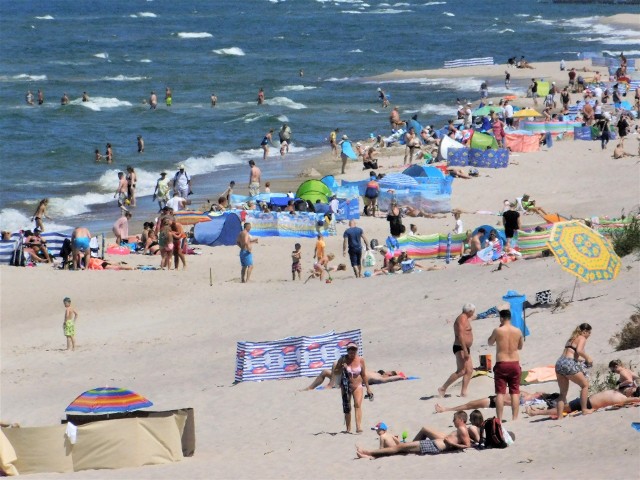 Sezon można uznać za rozpoczęty. Pierwszy weekend wakacji przyniósł nam przepiękną pogodę. Zobaczcie zdjęcia z sobotniego południa na plaży w Łazach.Zobacz także Pogoda na najbliższe dni