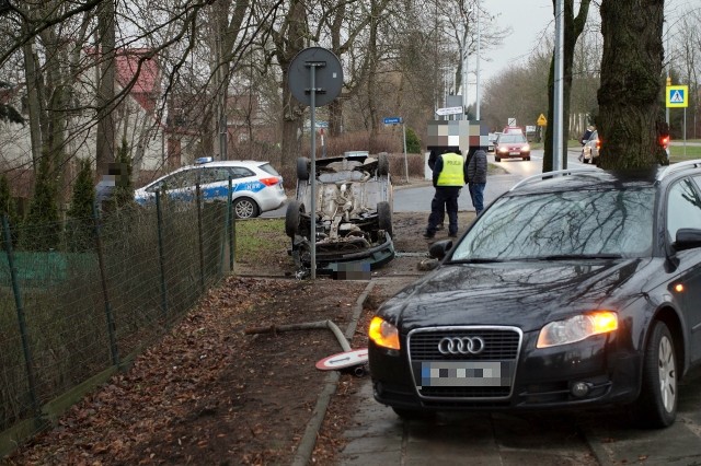 We wtorek (4 lutego) około godziny 15 doszło do wypadku na ulicy Kaszubskiej. Kierowca samochodu osobowego marki Volvo zjechał z drogi i dachował. Auto zatrzymało się na trawniku. Policjanci ze słupskiej drogówki ustalają przyczyny wypadku. W wyniku tego zdarzenia jedna osoba została odwieziona do słupskiego szpitala.Kierowcy poruszający się tą częścią miasta musieli liczyć się z dużymi utrudnieniami.    Jesteś świadkiem wypadku? Daj nam znać! Poinformujemy innych o utrudnieniach. Czekamy na informacje, zdjęcia i wideo!■ Przyślij je na adres alarm@gp24.pl■ Wyślij za pomocą naszego Facebooka:GP24Masz informacje? Redakcja Głosu Pomorza i GP24.PL czeka na kontaktZobacz także: Wypadek na ulicy Kaszubskiej w Słupsku (materiał archiwalny)