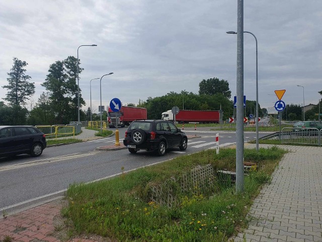 W ciągu dnia przez rondo w Piaskach w Jędrzejowie przejeżdża setki tirów i samochodów ciężarowych. Dla mieszkańców z około 20-stu domów hałas jest nie do zniesienia i przekracza dopuszczalne normy.