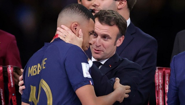 Prezydent Francji pocieszający Mbappe po przegranym finale katarskiego mundialu