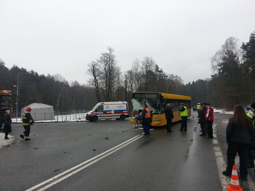 Wypadek autobusu w Gliwicach. 7 osób rannych. Kierowca TiRa...