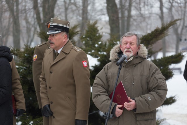 Szef Wojewódzkiego Sztabu Wojskowego płk Jan Górniak wręczył Jerzego Rybnikowi akt nadania jego ojcu stopnia pułkownika.
