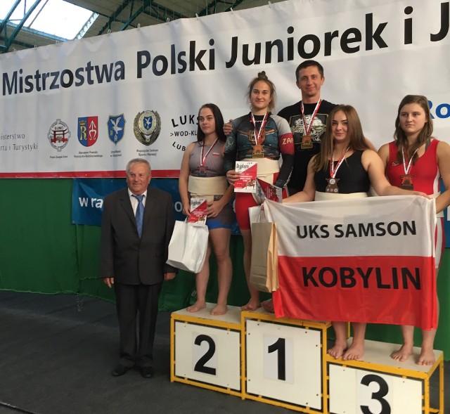 Na najwyższym stopniu podium Magdalena Kaźmierczak i trener Piotr Górski