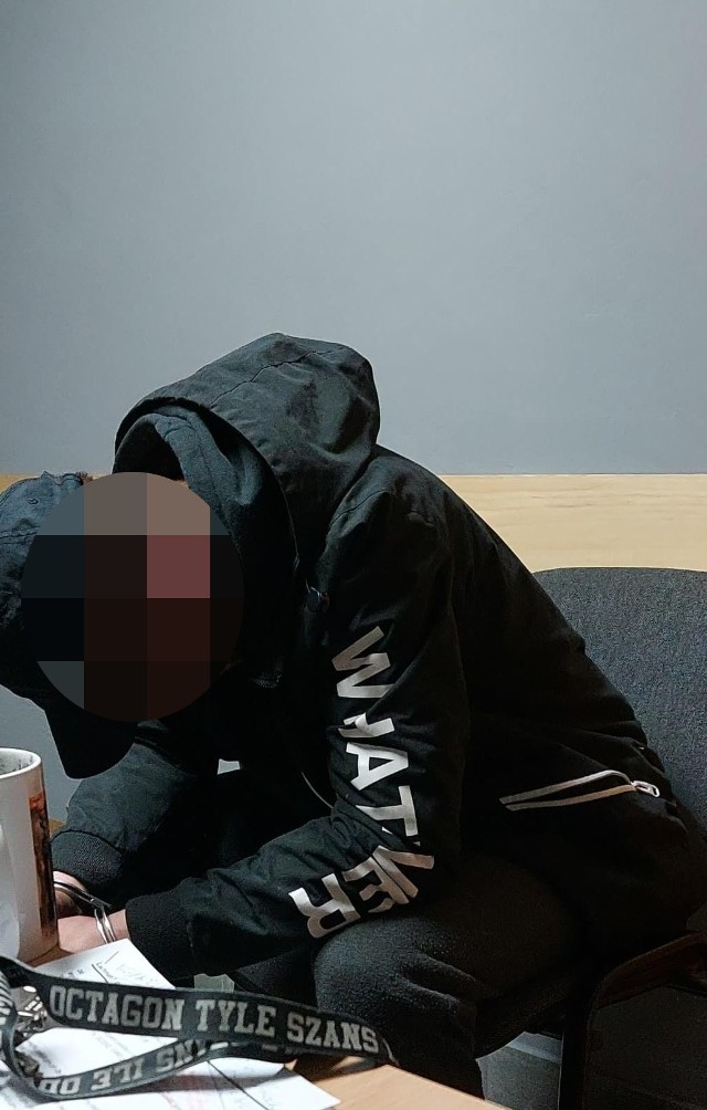 31-letni mieszkaniec gminy Biskupice (powiat wielicki) odpowie za handel narkotykami. Na posesji, gdzie mieszkał mężczyzna policjanci znaleźli ponad kilogram amfetaminy i inne środki odurzające