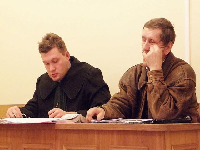Pan Zdzisław (z prawej) zmartwiony opuszczał sądową salę. Miał nadzieję, że będzie to już ostatnia rozprawa.