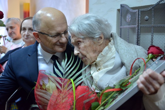 Jadwiga Szubartowicz, 111-latka z Lublina, z prezydentem Żukiem