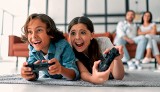 Gaming edukacyjny to sposób na skuteczną naukę. Jak wprowadzać jego elementy w procesie nauczania? Cenne wskazówki dla rodziców