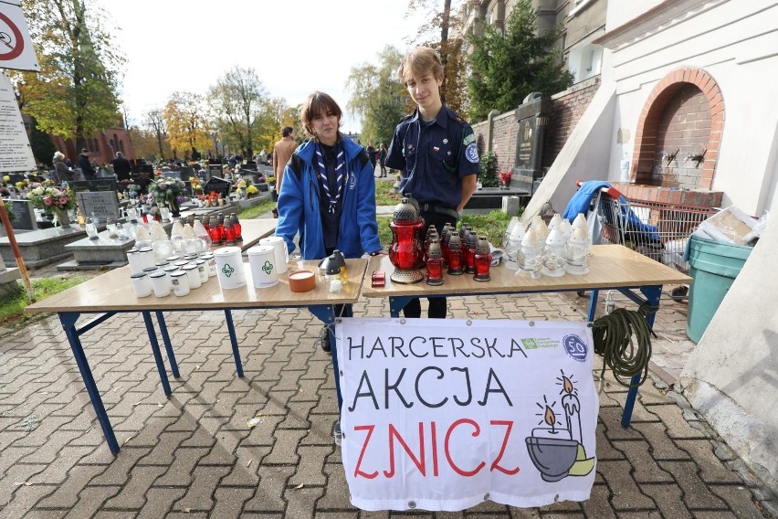 Harcerska Akcja Znicz na cmentarzu przy parafii św. Jadwigi...