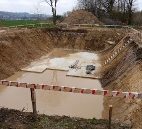 Tak wygląda nowy zbiornik wody w Sułkowie pod Wieliczką po prawie roku od rozpoczęcia inwestycji. Mieszkańcy są zbulwersowani sytuacją