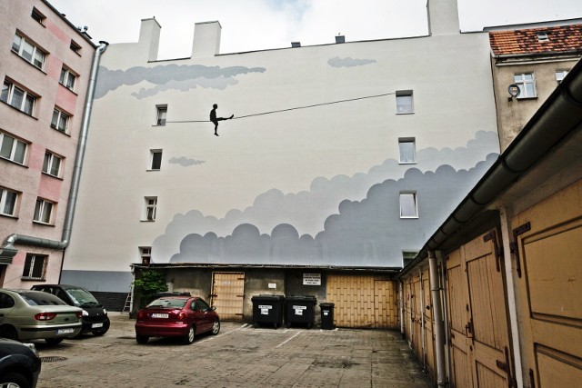 Człowiek na linie - mural na wysokości trzeciego piętra na kamienicy przy ul. Ściegiennego w Szczecinie powstał na zlecenie STBS-u.