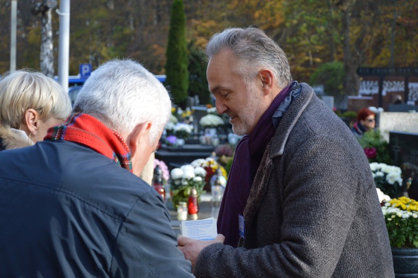 Kwestujący na gdyńskim Cmentarzu Witomińskim.