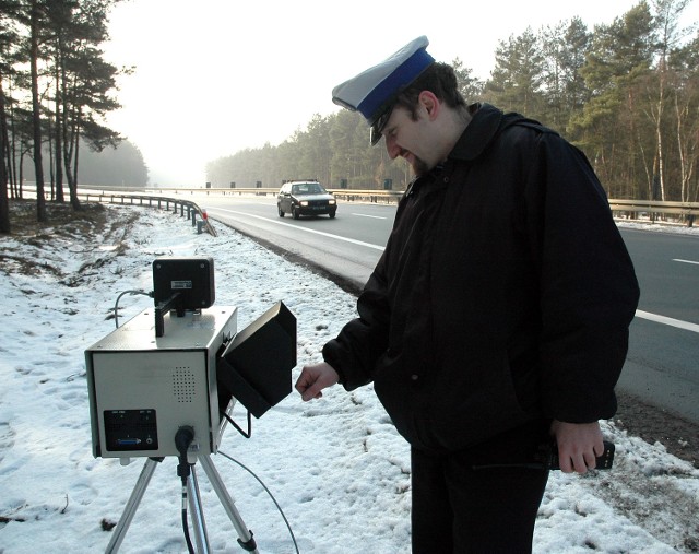 - Kierowcy na tym odcinku S3 powinni jechać z prędkością nie większą niż 50 km/h. Dzisiaj rekordziści przekraczali dozwoloną prędkość nawet o 50 km/h - mówi sierżant szt. Dariusz Kowalczyk z policji w Szczecinie.