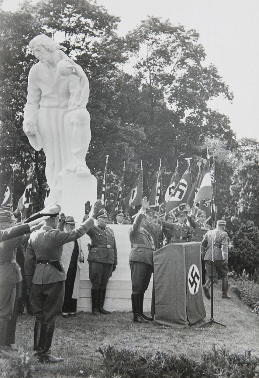 Zobacz też, jak wyglądał przed zburzeniem zamek krzyżacki w...