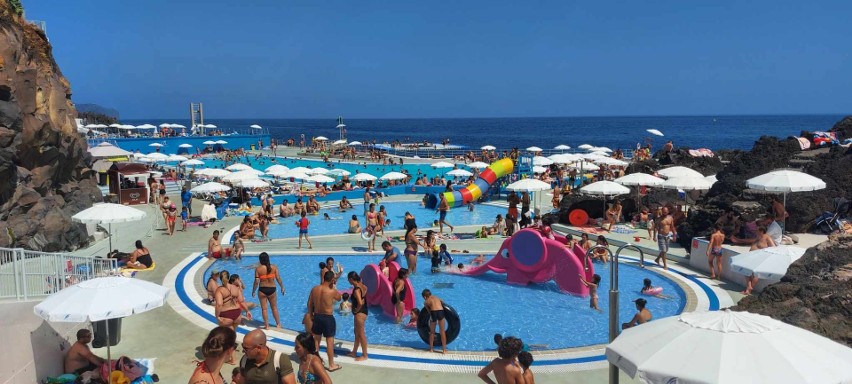 Tak wygląda basen miejski w Funchal na Maderze. Jest mnóstwo atrakcji, a ceny są niższe niż na Fali