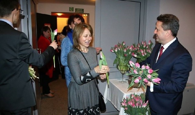 Każdą z pań witał burmistrz Staszowa - Leszek Kopeć i przewodniczący Rady Miejskiej Dominik Rożek. Panowi wręczali symboliczne tulipany.