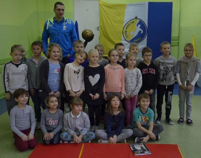 Patryk Walczak z uczniami w Szkole Podstawowej numer 34 w Kielcach. To spotkanie było prezentem na Mikołaja, który uczniom sprawili ich rodzice.