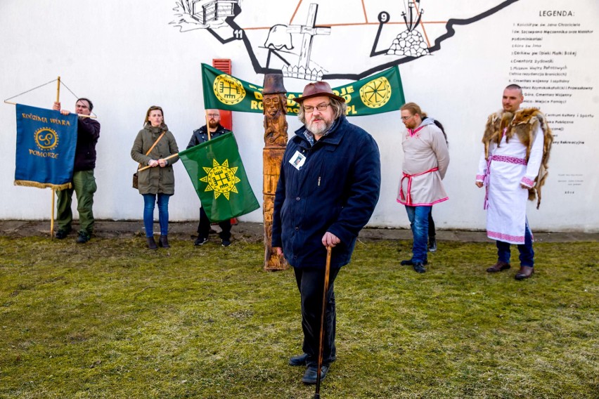 Posąg Światowida poświęcony w Choroszczy. Razem z kapliczką...