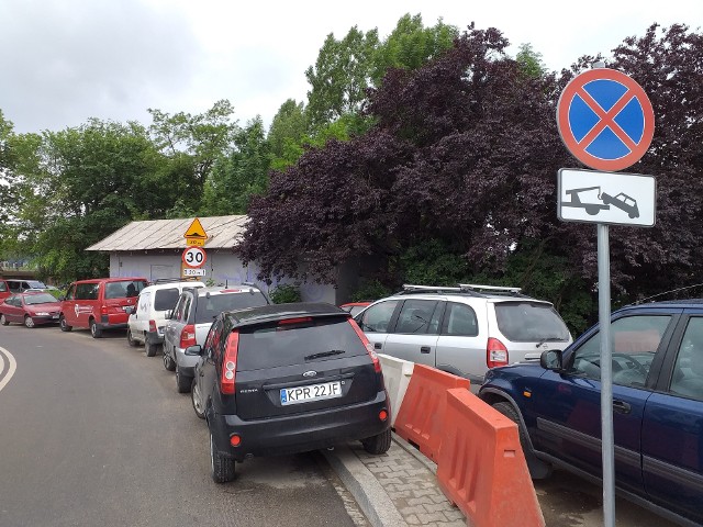 Dziki parking przy &quot;ślepym&quot; rondzie w rejonie Muzeum AK