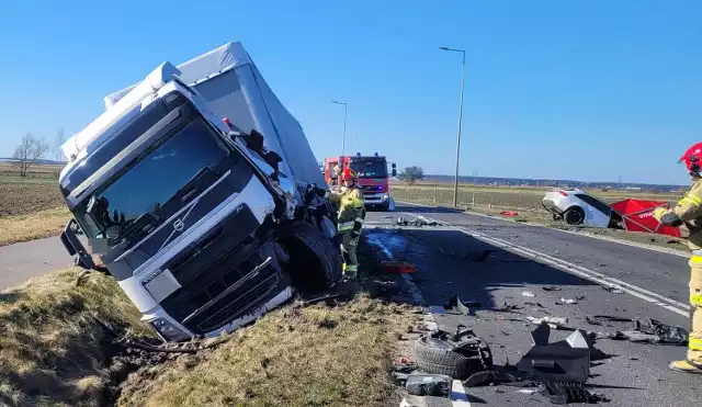 Śmiertelny wypadek pod Lesznem. W Maryszewicach audi zderzyło się czołowo z ciężarówką. Zginął 29-latek.Kolejne zdjęcie -->