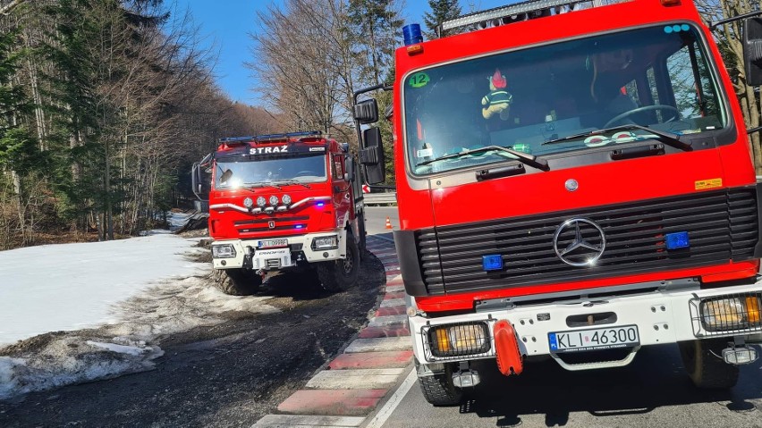 Stara Wieś - groźny wypadek. Na łuku drogi osobowy opel dosłownie wbił się w dostawcze auto