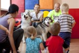 Psiaki odwiedziły maluchy z domu dziecka